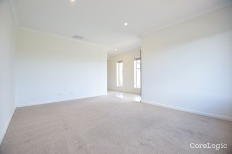 Property photo of 10 Benedore Way Cranbourne North VIC 3977