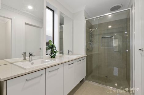 Property photo of 82 Grandvue Boulevard Pakenham VIC 3810