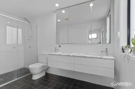 Property photo of 32 Waterline Crescent Bulimba QLD 4171
