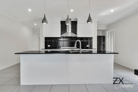 Property photo of 3 Greenrange Vista Roxburgh Park VIC 3064