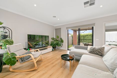 Property photo of 33 Mossey Crescent Cranbourne East VIC 3977