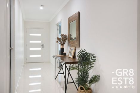 33 Remus Cct, Cranbourne West, VIC 3977