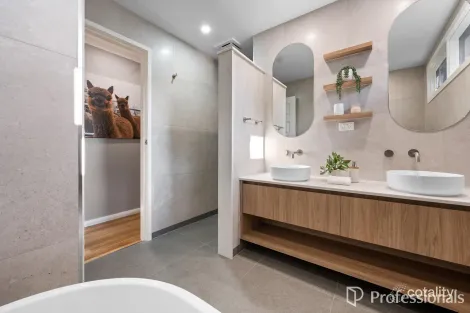 Property photo of 2 William Court Werribee VIC 3030