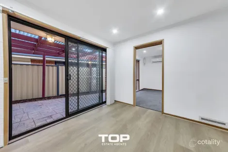 Property photo of 15 Candytuft Close Cranbourne North VIC 3977