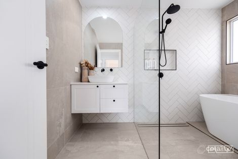 Property photo of 25 Fraser Crescent Pacific Heights QLD 4703