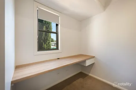 Property photo of 2/223A Mackenzie Street Centenary Heights QLD 4350