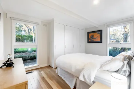 Property photo of 15 Hillcrest Road Eltham North VIC 3095