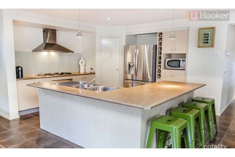 Property photo of 6 Parramatta Walk Craigieburn VIC 3064