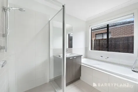 Property photo of 16 Delson Way Mickleham VIC 3064