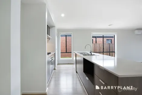 Property photo of 16 Delson Way Mickleham VIC 3064