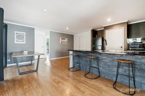 Property photo of 13 Earnshaw Drive Carrum Downs VIC 3201