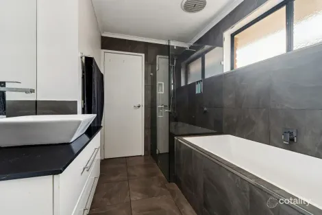 Property photo of 13 Earnshaw Drive Carrum Downs VIC 3201