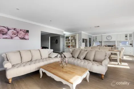 Property photo of 11 Willesee Rise Coombs ACT 2611