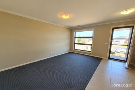 Property photo of 12 Toolern Waters Drive Weir Views VIC 3338