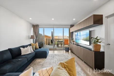 Property photo of 17B/17 Uriarra Road Queanbeyan NSW 2620