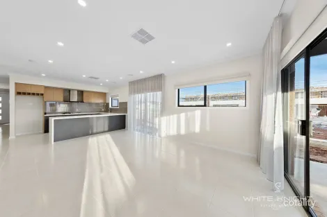 Property photo of 13 Shears Drive Fraser Rise VIC 3336