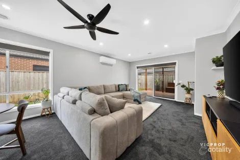 Property photo of 9 Walgett Street Point Cook VIC 3030