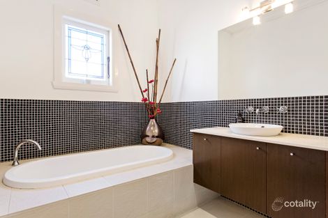 Property photo of 32 Centre Road Brighton East VIC 3187