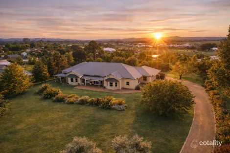 18 Robert Hoddle Gr, Bombira, NSW 2850