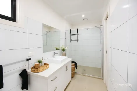 Property photo of 2/5 Miranda Road Reservoir VIC 3073