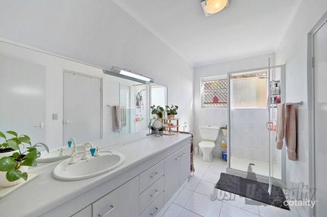 Property photo of 1 Hilltop Avenue Qunaba QLD 4670