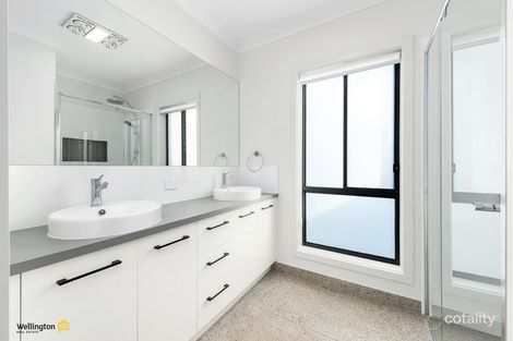 18 Swan Lake Dr, Sale, VIC 3850