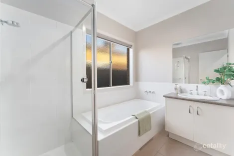 Property photo of 27 Connewara Crescent Clyde North VIC 3978