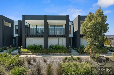 2 Gudali Walk, Clyde North, VIC 3978