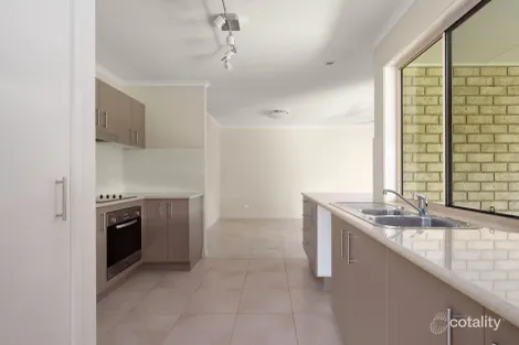 Property photo of 4 Parkview Close Southside QLD 4570
