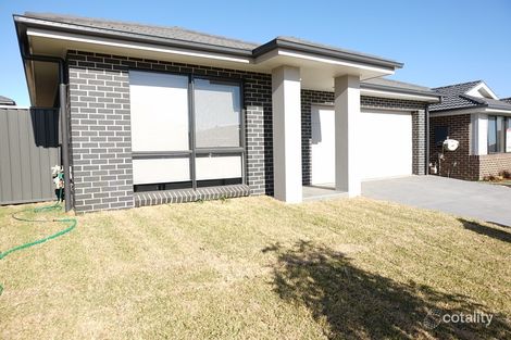 8 Fairbrother Ave, Denham Court, NSW 2565