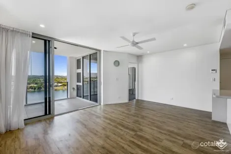 Property photo of 33 Lakefront Crescent Varsity Lakes QLD 4227