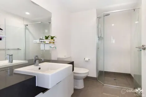 Property photo of 33 Lakefront Crescent Varsity Lakes QLD 4227