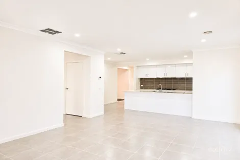 Property photo of 30 Aldinga Avenue Point Cook VIC 3030