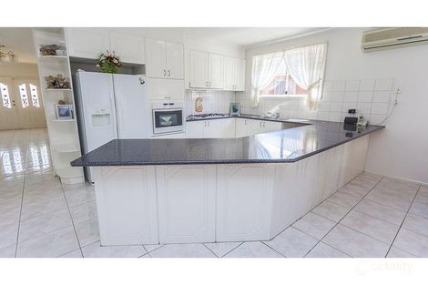 Property photo of 27 Thames Way Roxburgh Park VIC 3064
