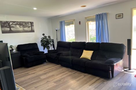Property photo of 10 Crabill Walk Narre Warren South VIC 3805
