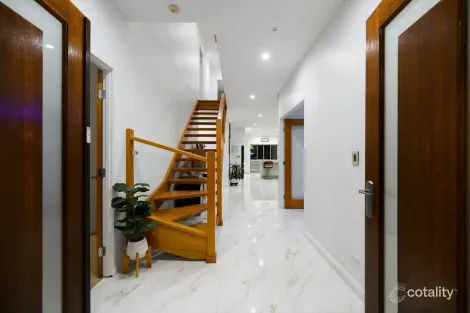 Property photo of 15 Harbourvue Court Helensvale QLD 4212