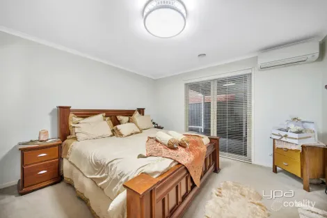 Property photo of 23 Corowa Crescent Burnside VIC 3023