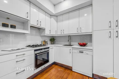 Property photo of 32 Carnarvon Road Caulfield North VIC 3161