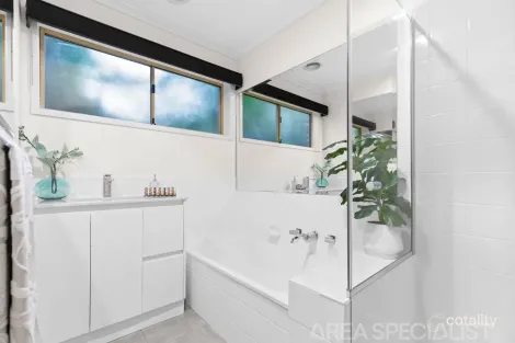 Property photo of 33 Hornsby Drive Langwarrin VIC 3910