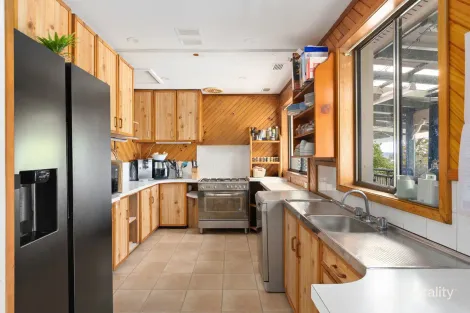 Property photo of 16 Walbon Crescent Koonawarra NSW 2530