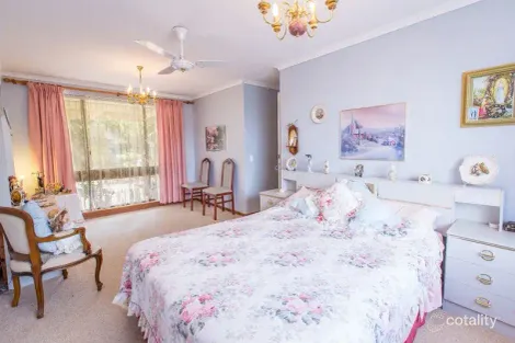 Property photo of 17 Buronga Drive Springdale Heights NSW 2641