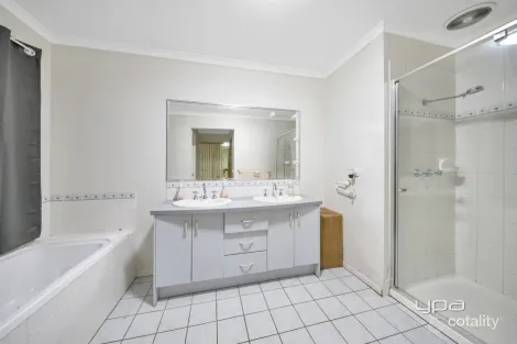Property photo of 23 Corowa Crescent Burnside VIC 3023