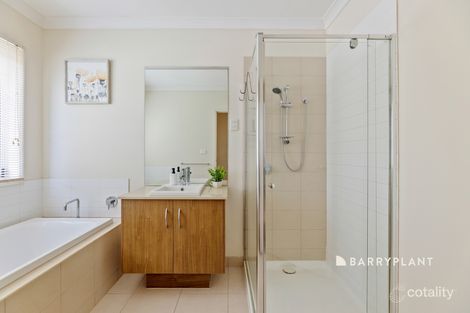 Property photo of 17 Hollyrood Drive Berwick VIC 3806