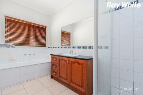 Property photo of 28 Wakenshaw Crescent Pakenham VIC 3810