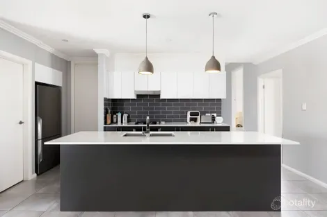 Property photo of 46 Jubilee Circuit Rosemeadow NSW 2560