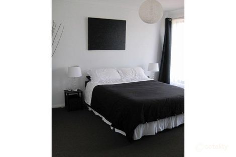 Property photo of 13 Miller Close Drouin VIC 3818