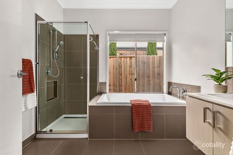 Property photo of 18 Cartwright Grove Cranbourne East VIC 3977