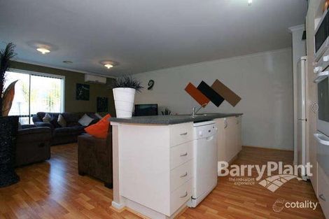 Property photo of 3 Mallee Circuit Pakenham VIC 3810