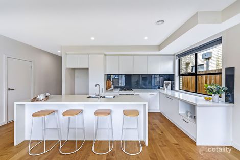 Property photo of 10 Poa Court Keysborough VIC 3173