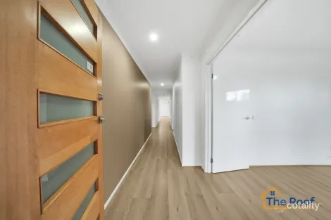 Property photo of 18 Diamond Parade Cobblebank VIC 3338